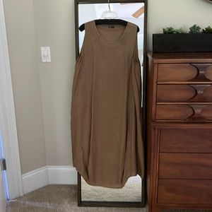 Italian linen dress with a slouchy swing hem.